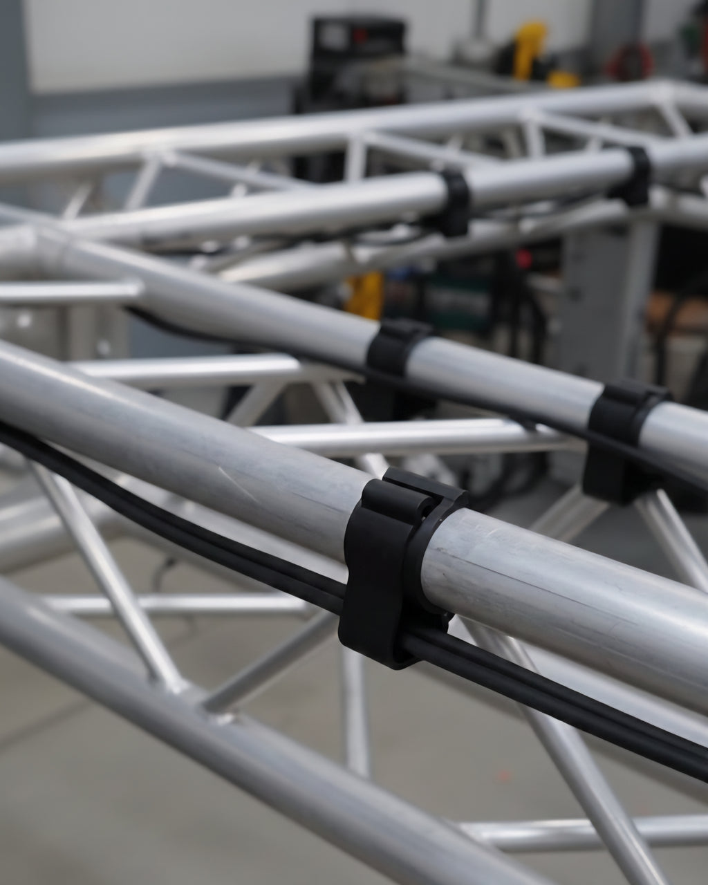 Passacavo per Americana, Clip per Impianti Luci e Audio, Organizer Cavi per Concerti ed Event